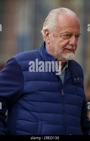 Aurelio De Laurentiis, presidente italiano del Napoli, guarda in occasione dell'amichevole SSC Napoli vs SPAL. Foto Stock