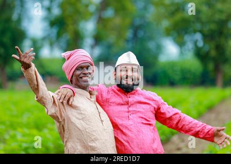 Agricoltura indiana, due contadini in azienda, contadino felice, contadino e lavoratore Foto Stock