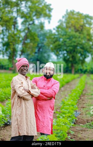 Agricoltura indiana, due contadini in azienda, contadino felice, contadino e lavoratore Foto Stock