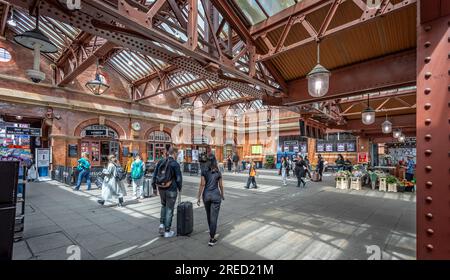 Birmingham Moor Street Railway Station, sala prenotazioni interna con passeggeri a Birmingahm, West Midlands, Regno Unito il 23 luglio 2023 Foto Stock