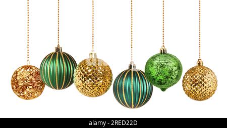 Set di sei palline di Natale decorate in oro e verde appese isolate Foto Stock