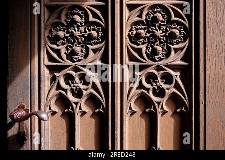 Luci e ombre sui dettagli gotici alla cattedrale di Doberan (Doberaner Münster). Bad Doberan, Meclemburgo-Pomerania occidentale, Germania Foto Stock