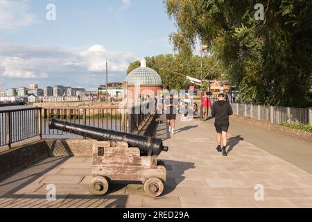 Un cannone di nave sull'argine vicino al magnifico Cutty Sark Tea Clipper Tea Ship a Greenwich, Londra, Inghilterra, Regno Unito Foto Stock