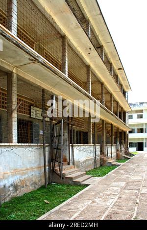 La prigione Tuol Sleng del liceo Khmer rossi S-21 si trasformò in un centro di tortura e di esecuzione a Phnom Penh, Cambogia. Foto Stock