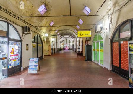 BITOLA, MACEDONIA DEL NORD - 5 AGOSTO 2019: Bezisten - mercato coperto a Bitola, Macedonia del Nord Foto Stock