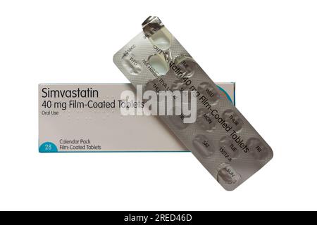 Confezione di simvastatina 28 compresse rivestite con film confezione di statine 40 mg con blister isolato su sfondo bianco Foto Stock