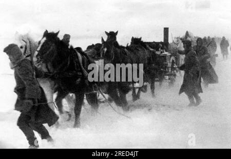 Colonna militare tedesca in marcia. Di fronte a una cucina da campo. Foto: Hähle. [traduzione automatica] Foto Stock