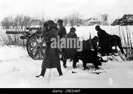 Soldati tedeschi che combattevano carri armati russi con un obice da 10,5 cm nella sezione centrale del fronte orientale. Foto: Lüthge. [traduzione automatica] Foto Stock