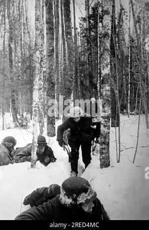 Soldati tedeschi in una schermaglia con le forze russe vicino a Gluschitza. A sinistra catturarono soldati russi. Foto: Rutkowski [traduzione automatica] Foto Stock