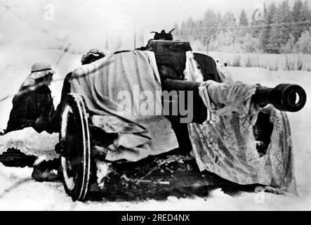 Soldati tedeschi con un Pak 38 da 5 cm sul fronte orientale. La pistola è camuffata con panni della casa, tra cui una tenda. Sullo sfondo un Panzer III Foto: Qual. [traduzione automatica] Foto Stock