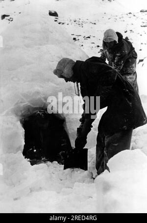 I soldati tedeschi hanno costruito un igloo nella loro posizione. Foto: SERR. [traduzione automatica] Foto Stock