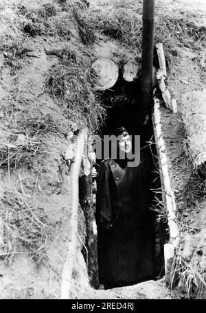 Durante l'attacco tedesco a Mosca nella sezione centrale del fronte orientale: Ufficiale di fanteria in un dugout vicino a Naro-Fominsk fuori Mosca. Foto: Cusian [traduzione automatizzata] Foto Stock