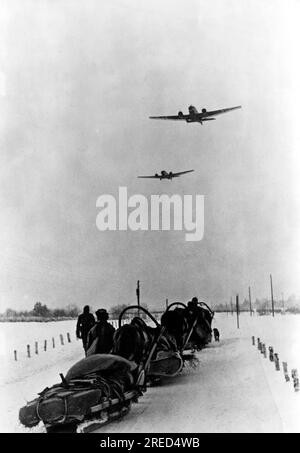 Junkers Ju 52 tedesco sopra una colonna di slitte. Foto Beissel [traduzione automatica] Foto Stock