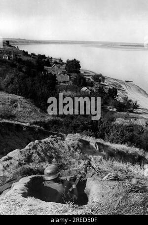 Soldato tedesco nella sua foxhole sopra un corso del fiume durante l'offensiva tedesca dell'ottobre 1941 verso Mosca. [traduzione automatica] Foto Stock