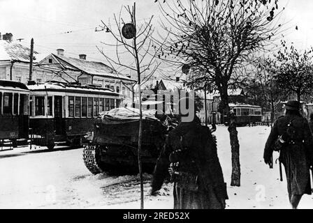 Soldati tedeschi e un carro III su una strada a Kalinin Nw. Mosca il 14 ottobre 1941 durante l'offensiva verso Mosca. Foto: Böhmer [traduzione automatica] Foto Stock