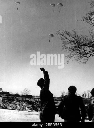 Fanteria tedesca nella parte settentrionale del fronte orientale nell'inverno del 1941/42. Sullo sfondo, fornire bombe sui paracadute. Fotografia non datata. [traduzione automatica] Foto Stock