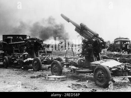 Distrusse l'equipaggiamento da guerra russo durante i combattimenti intorno a Kiev in Ucraina nella sezione meridionale del fronte orientale. [traduzione automatica] Foto Stock