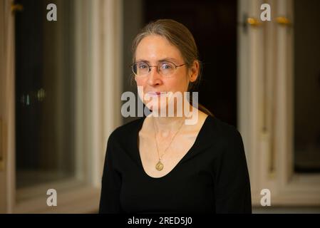 Berlin DEU, 14.11.2022: Portrait Isabel Fargo Cole, nata nel 1973 a Galena, Illinois, è una scrittrice, autrice e traduttrice statunitense. Vive a Berlino Foto Stock