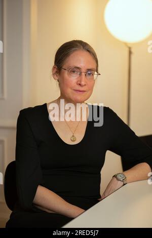 Berlin DEU, 14.11.2022: Portrait Isabel Fargo Cole, nata nel 1973 a Galena, Illinois, è una scrittrice, autrice e traduttrice statunitense. Vive a Berlino Foto Stock