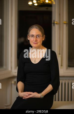 Berlin DEU, 14.11.2022: Portrait Isabel Fargo Cole, nata nel 1973 a Galena, Illinois, è una scrittrice, autrice e traduttrice statunitense. Vive a Berlino Foto Stock