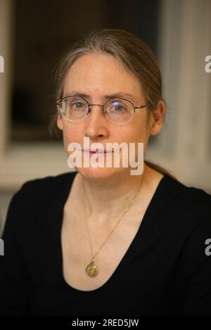 Berlin DEU, 14.11.2022: Portrait Isabel Fargo Cole, nata nel 1973 a Galena, Illinois, è una scrittrice, autrice e traduttrice statunitense. Vive a Berlino Foto Stock