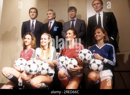 Campionato europeo 1988 in Germania. Sorteggio per la finale di Düsseldorf 12.02.1988. Gli allenatori del gruppo preliminare tedesco. Da sinistra: Franz Beckenbauer, Miguel Munoz (Spagna), Sepp Piontek (Danimarca) e Azeglio vicini (Italia). In primo piano, hostess nelle maglie dei quattro paesi. [traduzione automatica] Foto Stock