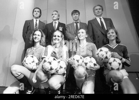 Campionato europeo 1988 in Germania. Sorteggio per la finale di Düsseldorf 12.02.1988. Gli allenatori del gruppo preliminare tedesco. Da sinistra: Franz Beckenbauer, Miguel Munoz (Spagna), Sepp Piontek (Danimarca) e Azeglio vicini (Italia). In primo piano, hostess nelle maglie dei rispettivi paesi. [traduzione automatica] Foto Stock
