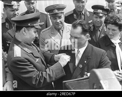 "In un evento di amicizia su larga scala a Marzahn, il presidente del GPL ''Lenin'', Erich Drengner (primo da destra) è stato insignito dell'ordine ''Stella Rossa'' per decisione del Soviet Supremo dell'URSS. Aveva salvato un capitano pilota sovietico dalla morte a rischio della sua vita. Foto: MAZ/Wolfgang Mallwitz, 07.05.1966 [traduzione automatizzata]' Foto Stock