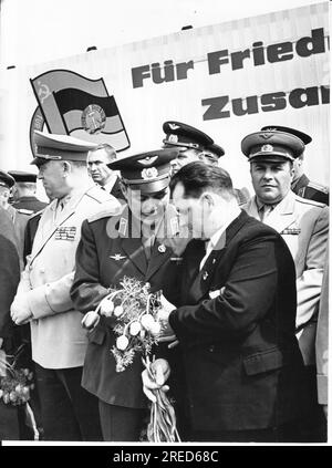 "In un evento di amicizia su larga scala a Marzahn, il presidente del GPL ''Lenin'', Erich Drengner (primo da destra) è stato insignito dell'ordine ''Stella Rossa'' per decisione del Soviet Supremo dell'URSS. Aveva salvato un capitano pilota sovietico dalla morte a rischio della sua vita. Foto: MAZ/Wolfgang Mallwitz, 07.05.1966 [traduzione automatizzata]' Foto Stock