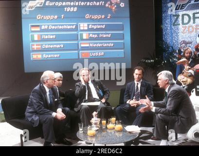 Campionato europeo 1988 in Germania. Pareggio del turno finale a Düsseldorf 12.02.1988. / Da sinistra : Presidente della DFB Hermann Neuberger , Coach Azeglio vicini (Italia), Franz Beckenbauer e ZDF - moderatore Dieter Kürten davanti al Consiglio con i gruppi EM. [traduzione automatica] Foto Stock