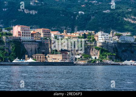 Porto di Sorrento (Marina piccola), con la città di Sorrento sulle scogliere sopra, sul Golfo di Napoli nella regione Campania del Sud-Ovest Italia Foto Stock