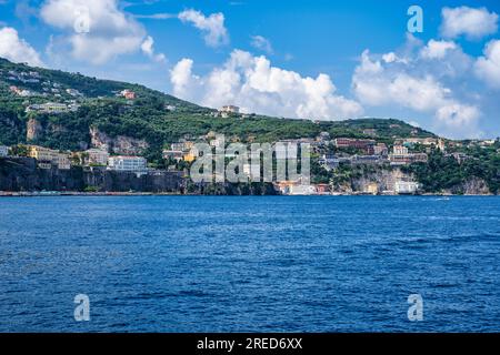 La città costiera di Sorrento, sulla Penisola Sorrentina, affacciata sul Golfo di Napoli, nella regione Campania dell'Italia sud-occidentale Foto Stock