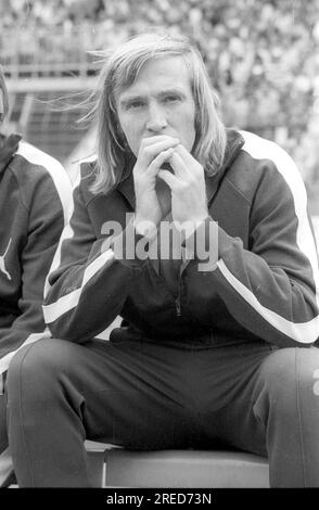 Finale DFB Cup 1973: Borussia Mönchengladbach - 1. FC Köln 2:1 / Günter Netzer penosamente sul banco di lavoro [traduzione automatizzata] Foto Stock