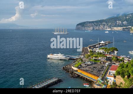 Vista sul porto di Sorrento e sul Golfo di Napoli dal punto di vista del giardino di Villa Comunale a Sorrento, nella regione Campania del sud-ovest Italia Foto Stock