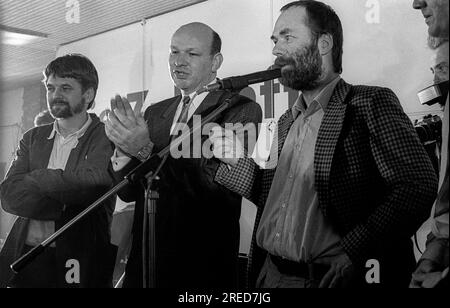 GDR, Berlino, 18 marzo 1990, evento elettorale SPD nella Saalbau di Friedrichshain: Walter Momper (centro), Marcus Meckel (destra), [traduzione automatica] Foto Stock