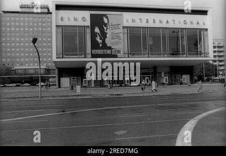 RDT, Berlino, 23.04.1990, Kino International, Karl-Marx-Allee, Film amore proibito, sfondo: Hotel Berolina, [traduzione automatizzata] Foto Stock