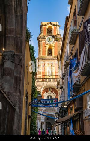 Campanile della Cattedrale di Sorrento da corso Italia a Sorrento nella regione Campania del Sud-Ovest Italia Foto Stock