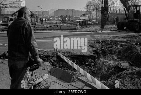 RDT, Berlino, 16.03.1990, Barriera Potsdamer Platz, uomo con bicicletta, escavatore, [traduzione automatizzata] Foto Stock