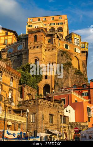 Il Grand Hotel Excelsior Vittoria, sopra il porto, domina lo skyline di Sorrento sul Golfo di Napoli, nella regione Campania del Sud-Ovest Italia Foto Stock