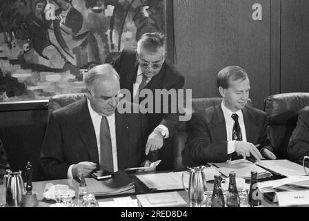 Germania, Bonn, 12.11.1992 Archivio: 37-40-32 riunione del governo federale foto: Da sinistra a destra: Cancelliere Helmut Kohl , Eduard Ackermann, Capo del Dipartimento 5 della Cancelleria federale e Friedrich Bohl, Capo della Cancelleria federale [traduzione automatizzata] Foto Stock