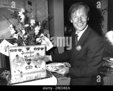 Coach Helmut Benthaus (VFB Stoccarda) al banchetto con torta principale 26.05.1984. Solo per uso giornalistico! Solo per uso editoriale! Secondo le norme della DFL Deutsche Fussball Liga, è vietato utilizzare o far utilizzare fotografie scattate nello stadio e/o dalla partita sotto forma di sequenze di immagini e/o serie di foto quasi-video. Le normative DFL vietano l'uso di fotografie come sequenze di immagini e/o quasi-video. [traduzione automatica] Foto Stock