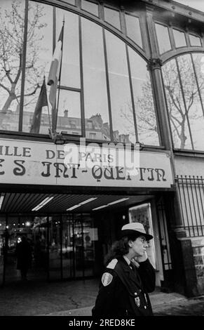 Francia, Parigi, 22.03.1990, cameriera di fronte al mercato sul Boulevard de Magenta (alla stazione Nord), [traduzione automatica] Foto Stock