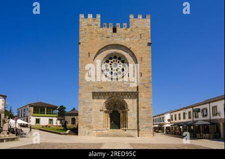 Portomarin, Spagna - 27 luglio 2023: Veduta della Chiesa di San Nicolas de Portomarin Foto Stock