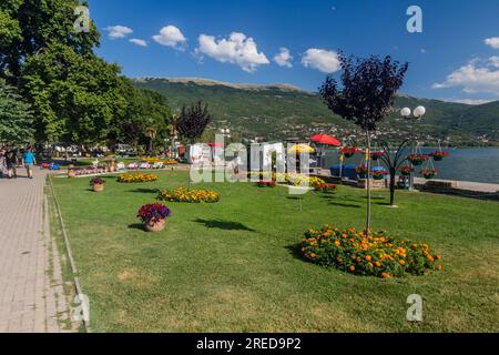 OCRIDA, MACEDONIA DEL NORD - 8 AGOSTO 2019: Vista di un lago nella città di Ocrida, Macedonia del Nord Foto Stock