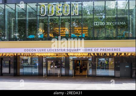 Esterno dell'atrio del cinema Odeon Luxe in Leicester Square. Londra, Inghilterra, Regno Unito Foto Stock