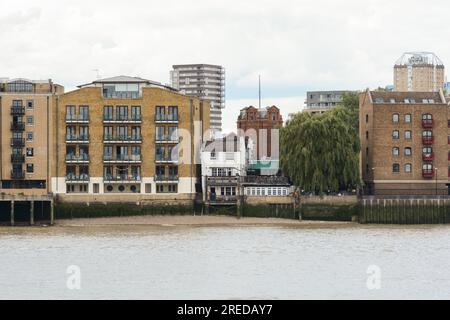 Il fiume che si affaccia sulla Prospect of Whitby - una storica casa pubblica sulle rive del Tamigi a Wapping, Tower Hamlets, Londra, E1, Inghilterra, REGNO UNITO Foto Stock