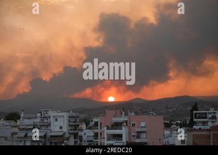 Incendio vicino alla città, enorme nuvola di fumo al tramonto, Volos, Grecia, 26 luglio 2023 Foto Stock