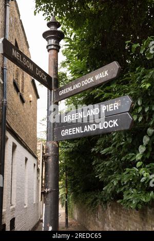 Segnaletica direzionale accanto alla casa pubblica Ship & Whale, Gulliver Street, Surrey Quays, Rotherhithe, Bermondsey, Londra, SE16, Regno Unito Foto Stock