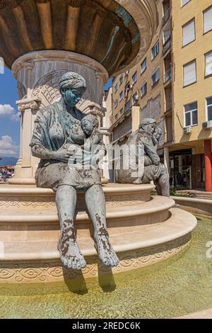 SKOPJE, MACEDONIA DEL NORD - 9 AGOSTO 2019: Dettaglio della Fontana delle madri di Macedonia a Skopje, Macedonia del Nord Foto Stock