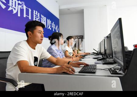 (230727) -- HORGOS, 27 luglio 2023 (Xinhua) -- i membri del personale lavorano presso il centro di controllo del porto di Horgos nella regione autonoma uigura dello Xinjiang della Cina nordoccidentale, 26 luglio 2023. Sempre più automobili di produzione nazionale sono state esportate attraverso il porto di Horgos, uno dei porti cinesi più vicini all'Asia centrale e all'Europa tramite trasporto terrestre, verso paesi lungo la cintura e la strada, tra cui Kazakistan, Uzbekistan e Russia. (Xinhua/Ding lei) Foto Stock